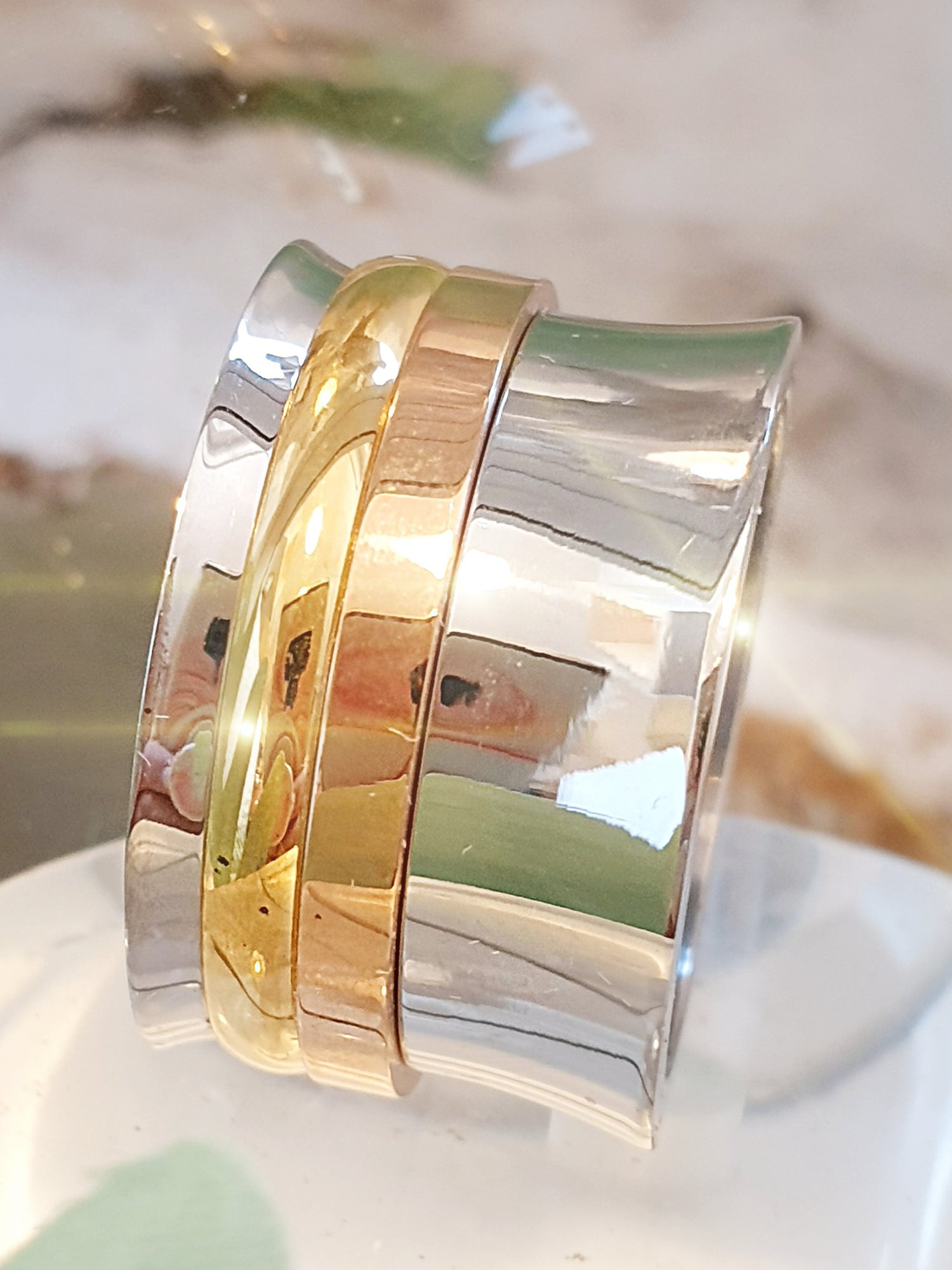 Breiter Edelstahlring in Silber mit Spielringen in Roségold und Gelbgold