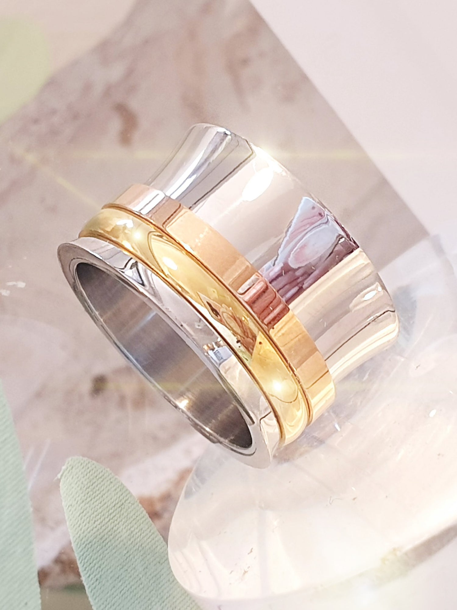 Breiter Edelstahlring in Silber mit Spielringen in Roségold und Gelbgold