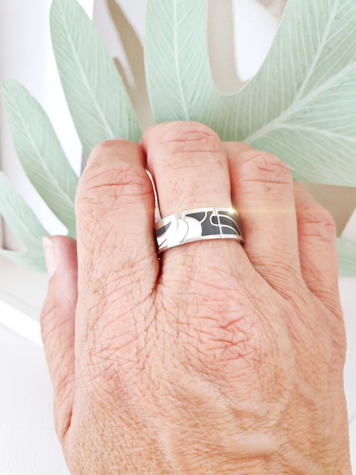 Ring aus Edelstahl mit Emaille Muster Tragefoto