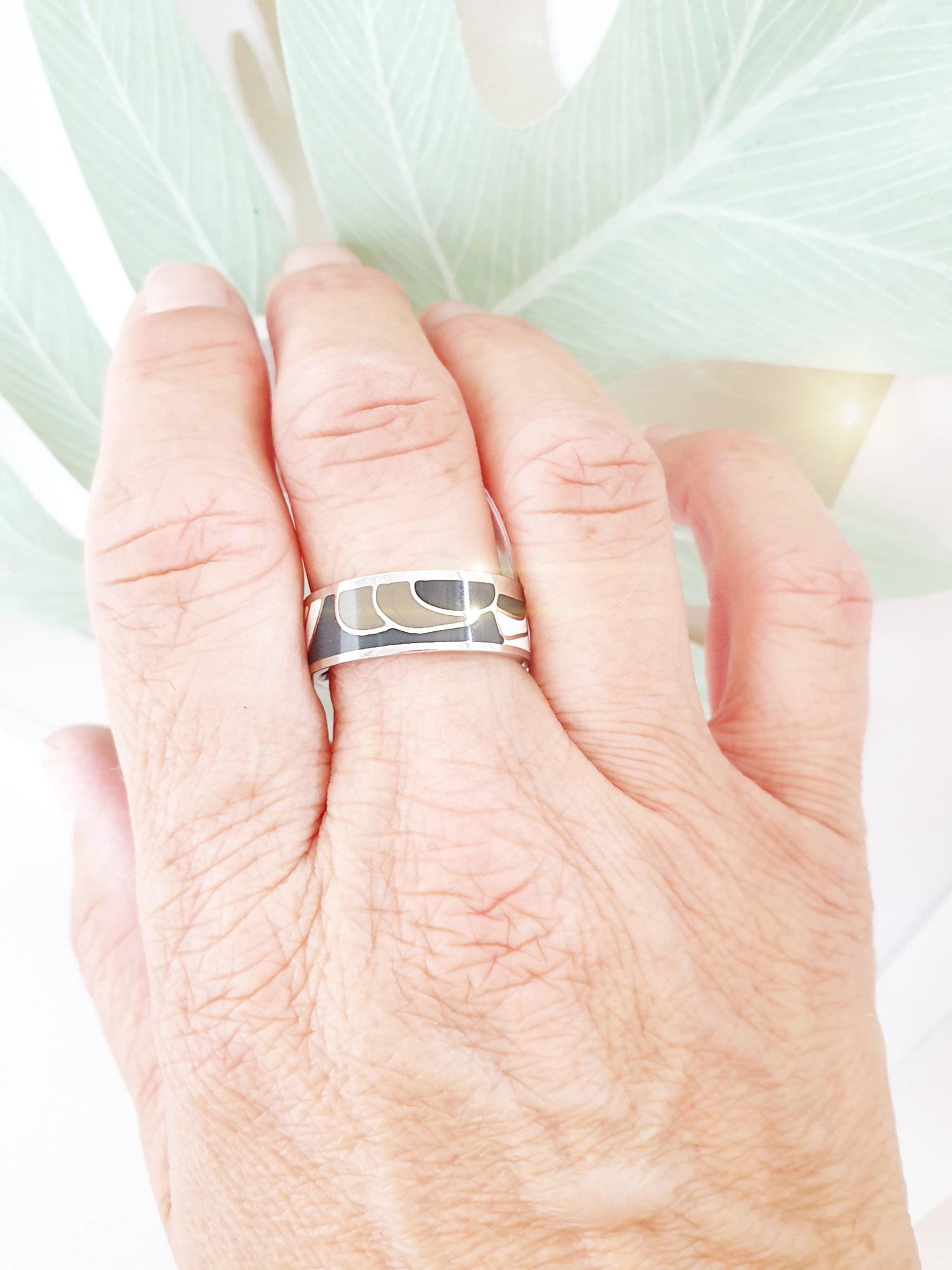 Ring aus Edelstahl mit Emaille Muster Tragefoto