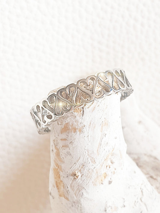 Schmaler Edelstahl-Ring mit Herzchen
