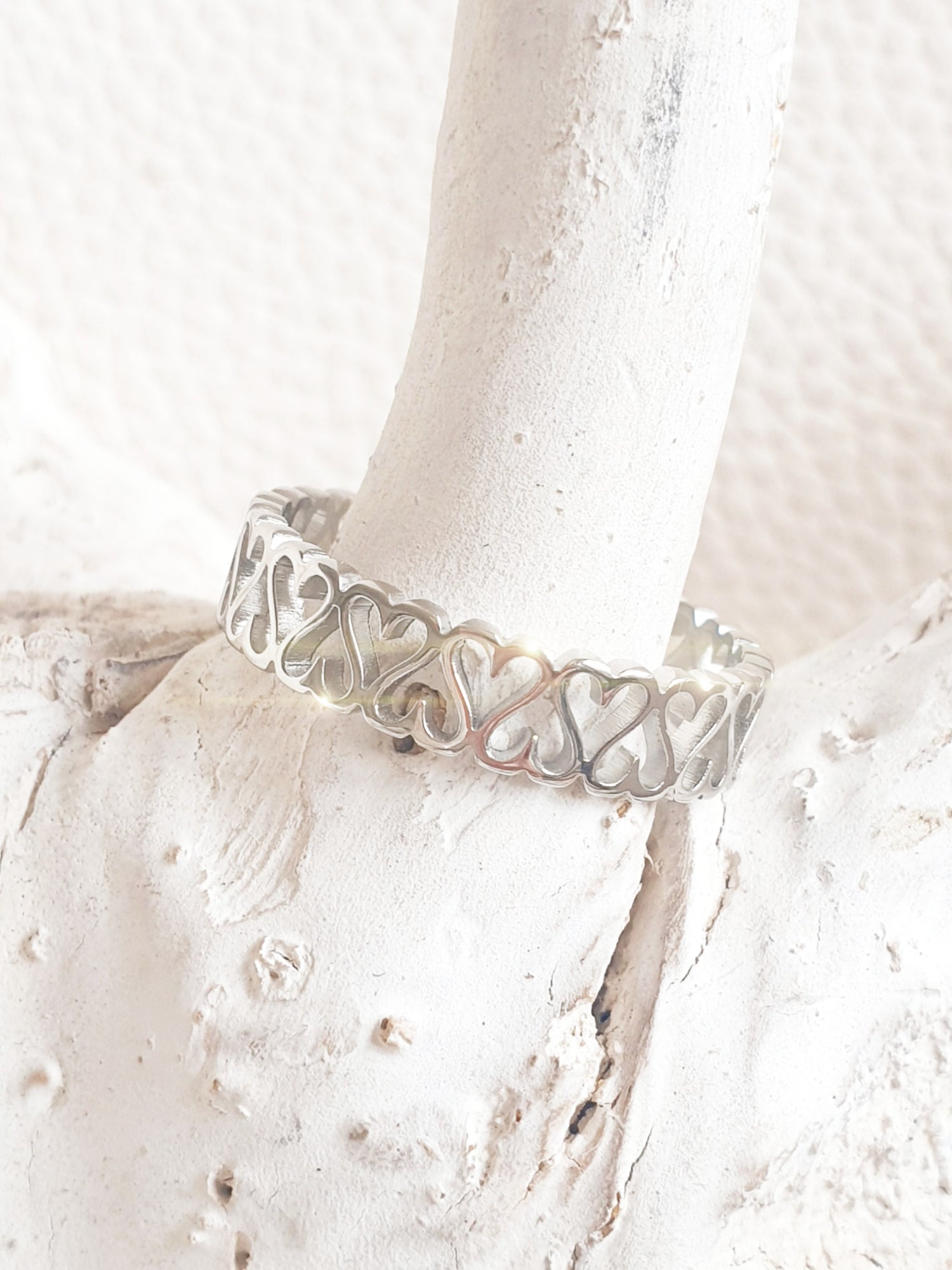 Ring aus Edelstahl mit Herzen