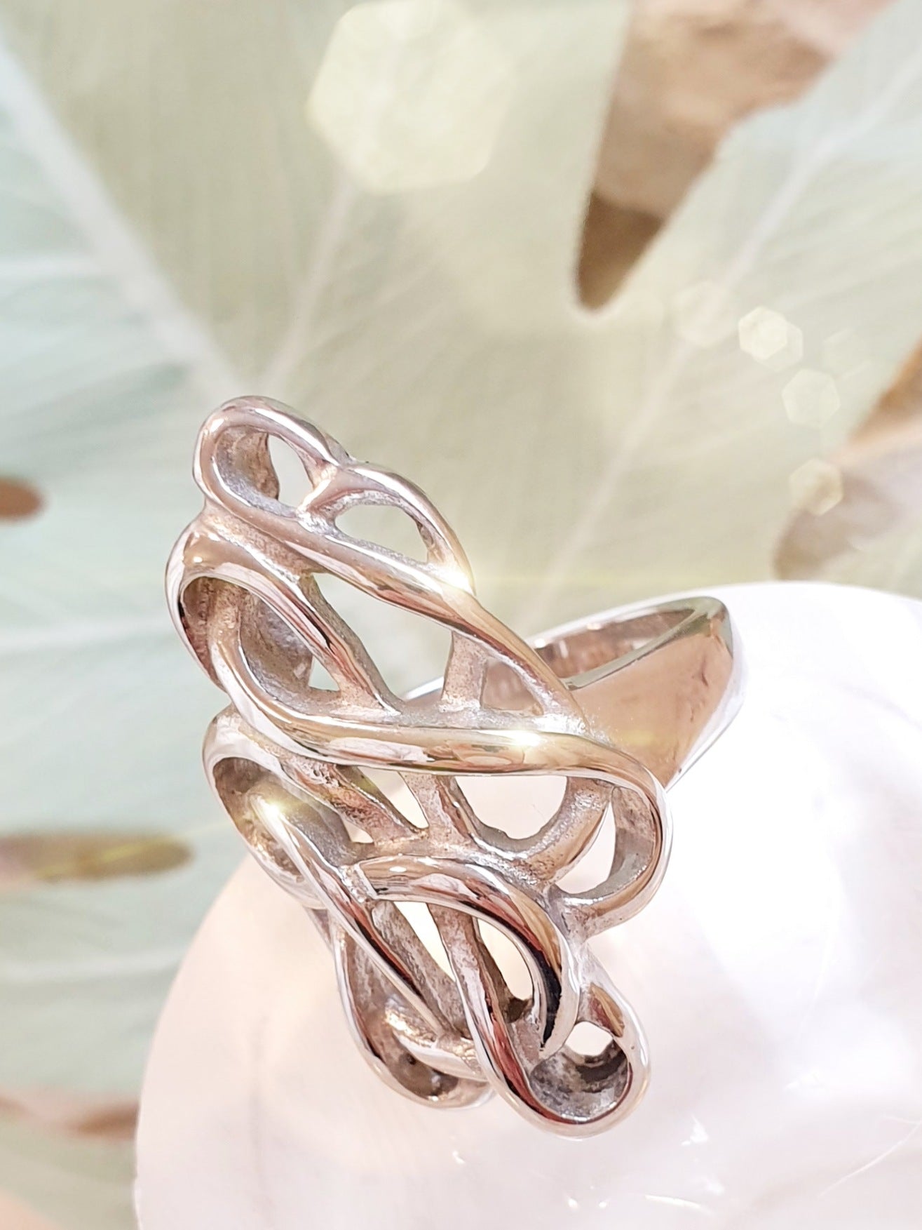 Ring mit verschnörkeltem Muster aus Edelstahl in Silber