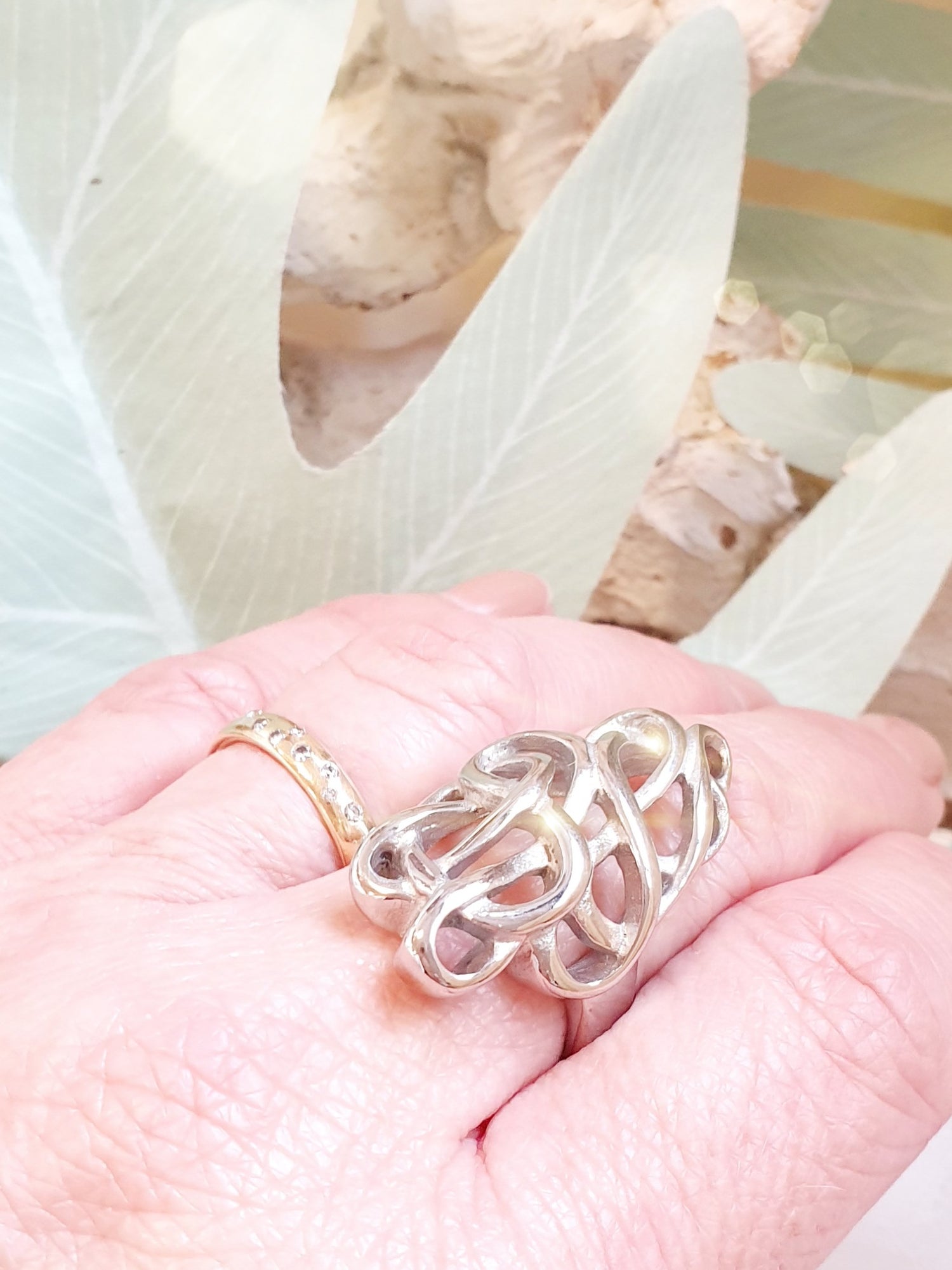 Ring mit verschnörkeltem Muster aus Edelstahl in Silber
