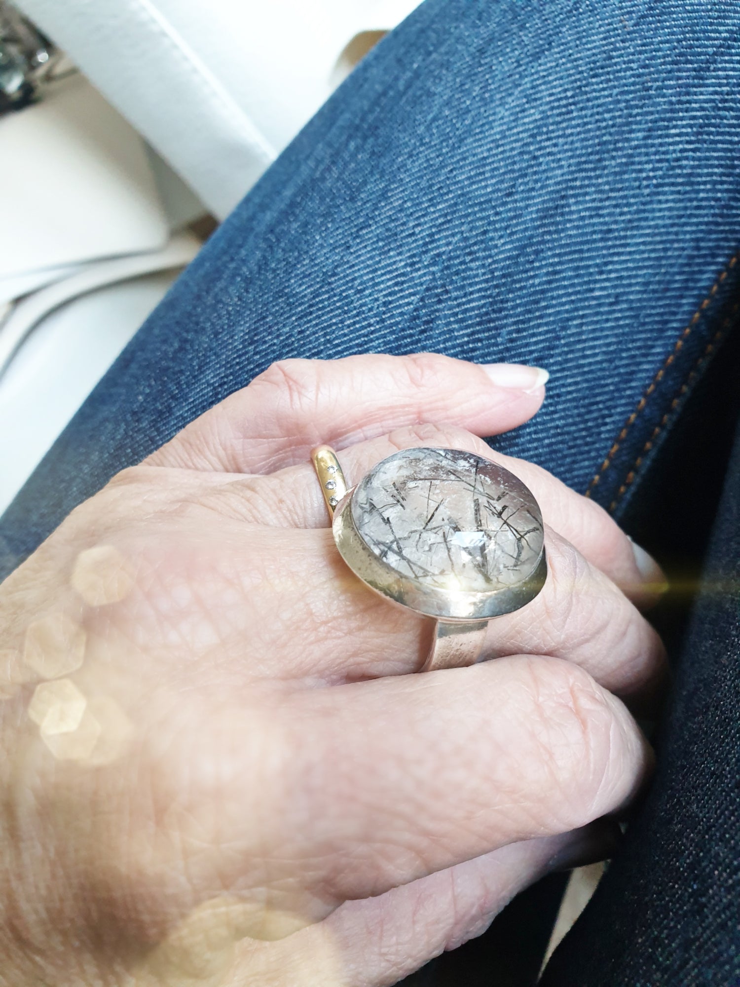Sterlingsilberring mit großem Stein aus Turmalinquarz