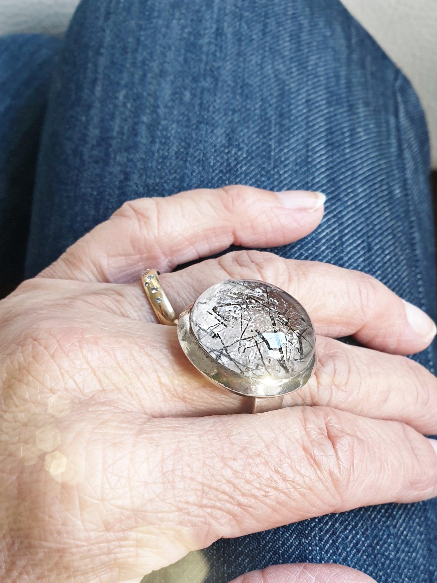 Sterlingsilberring mit großem Stein aus Turmalinquarz