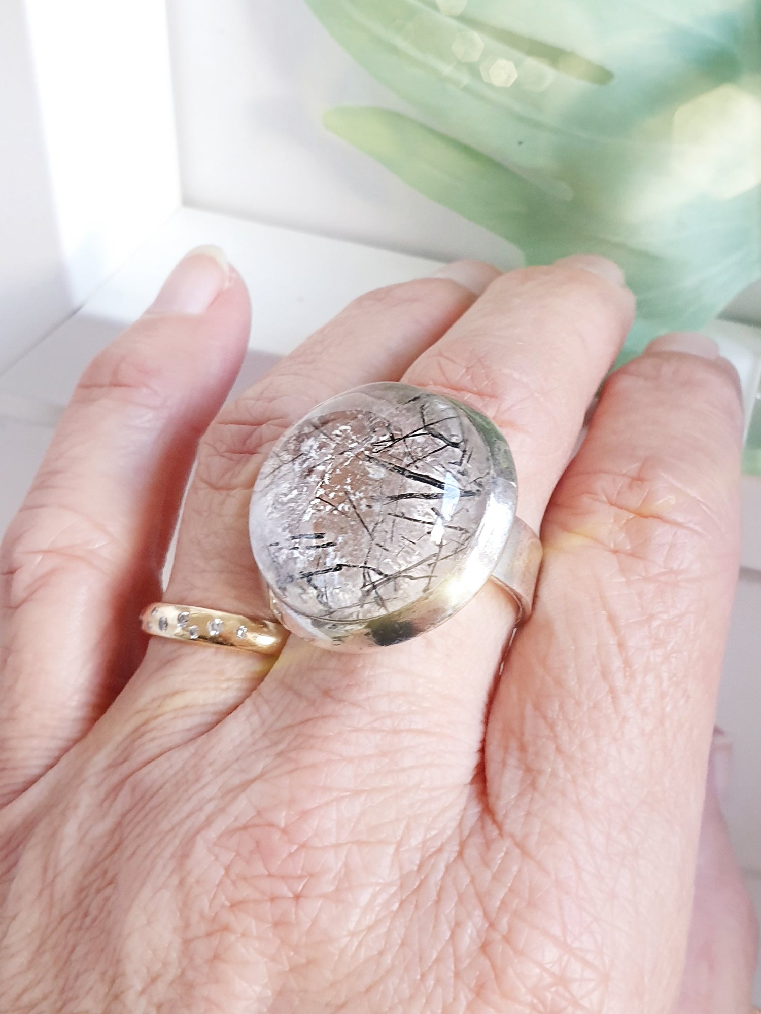 Sterlingsilberring mit großem Stein aus Turmalinquarz