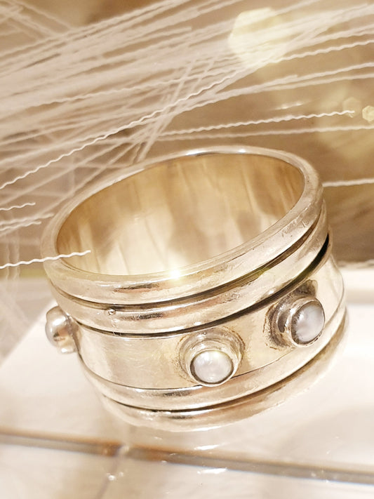 Beweglicher Sterlingsilber Ring mit kleinen Süßwasserperlen