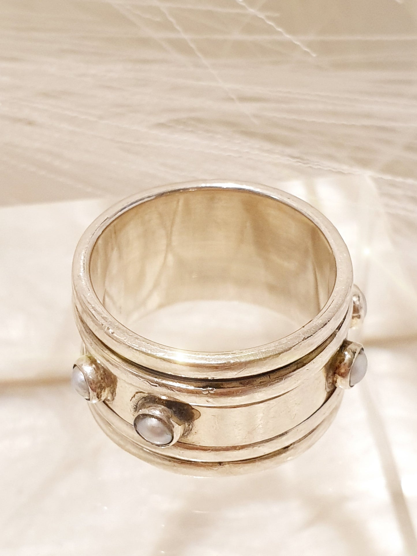 Beweglicher Sterlingsilber Ring mit kleinen Süßwasserperlen