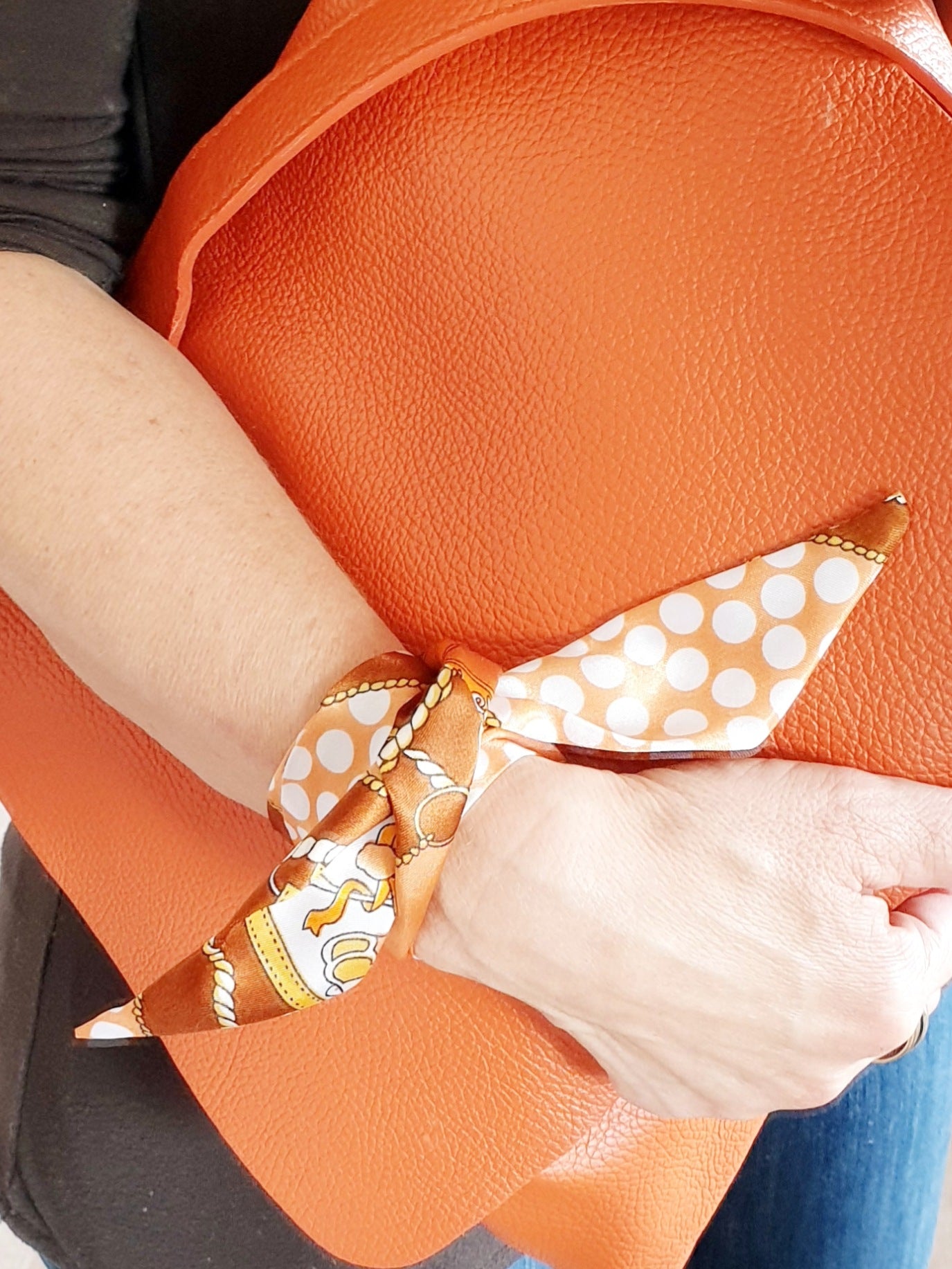 Satinband als Armband in Orange