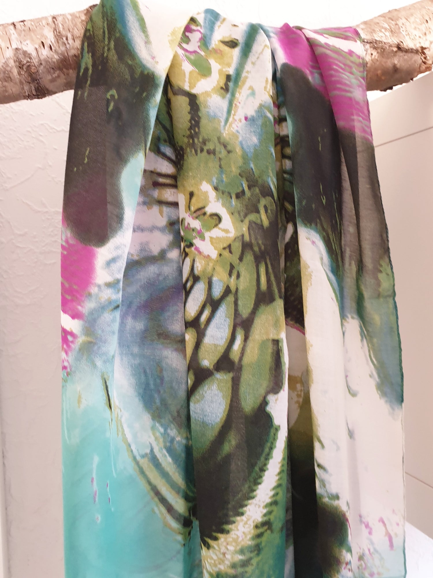 Schal mit Dschungel Muster und Blumen in Grün Türkis Pink