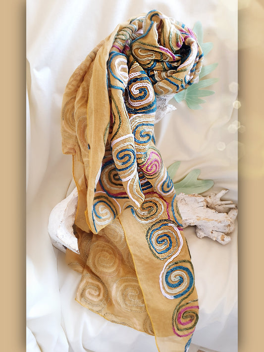 Schal in Senfgelb mit bunter Stickerei im bohostil