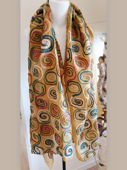 Schal in Senfgelb mit bunter Stickerei im bohostil