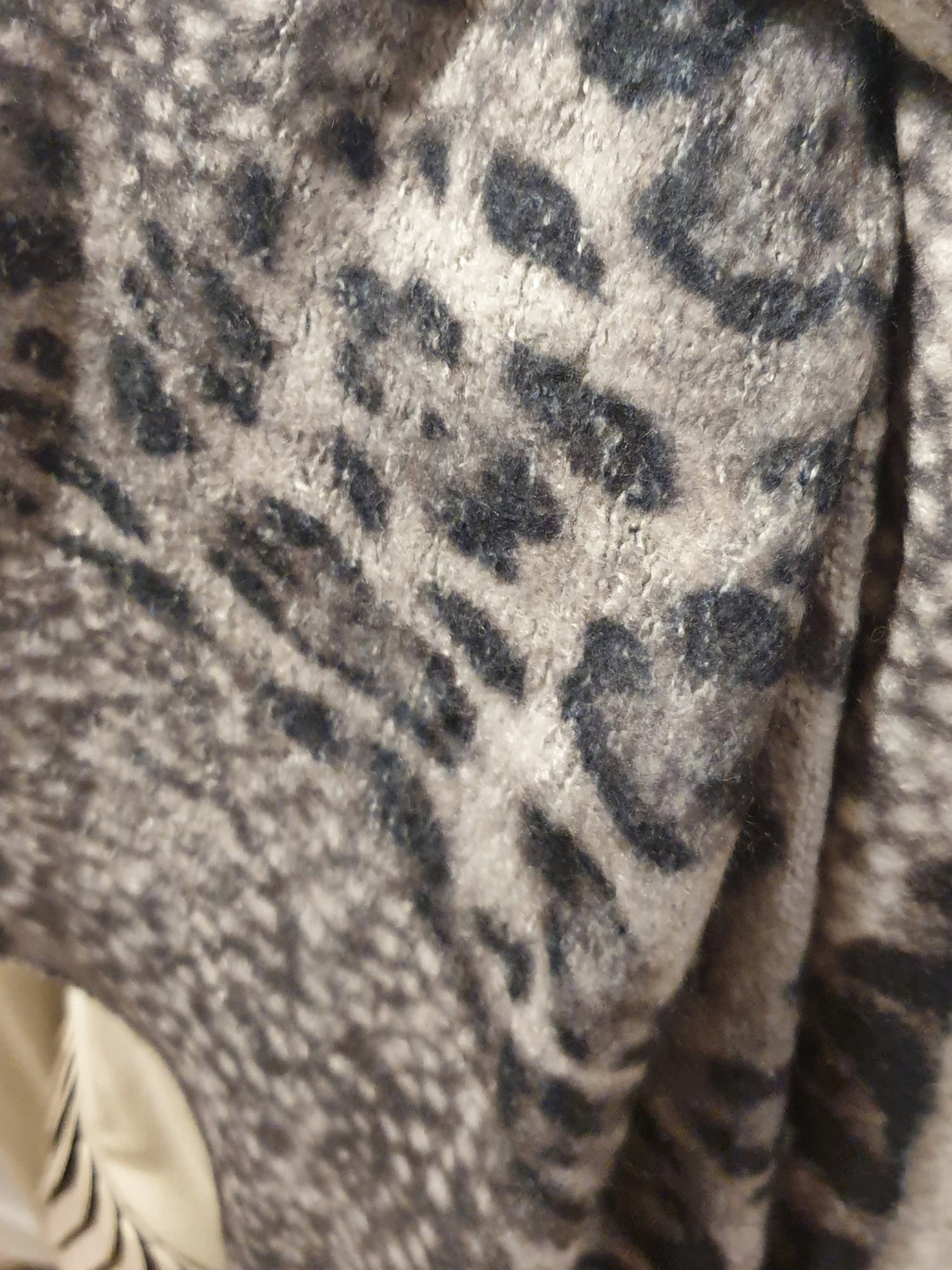 Schal lang superweich mit leomuster in Grau