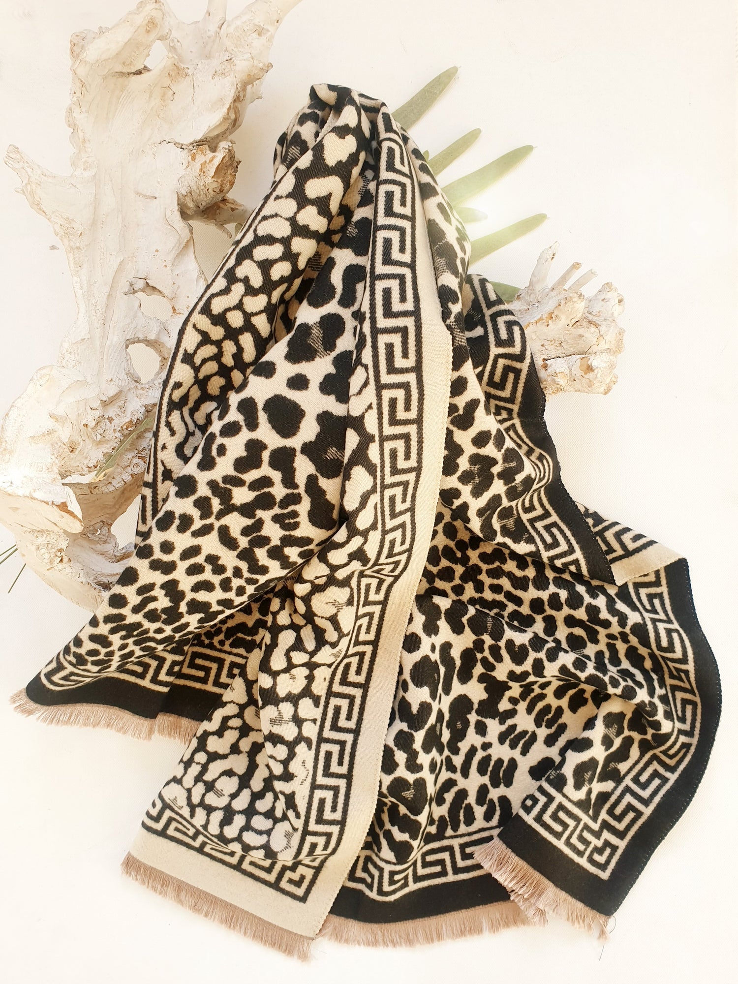 schal-leo-schwarz-beige-viskose-1