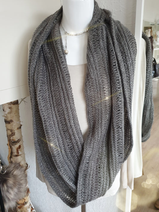 Strickloop in Grau mit Silberfäden