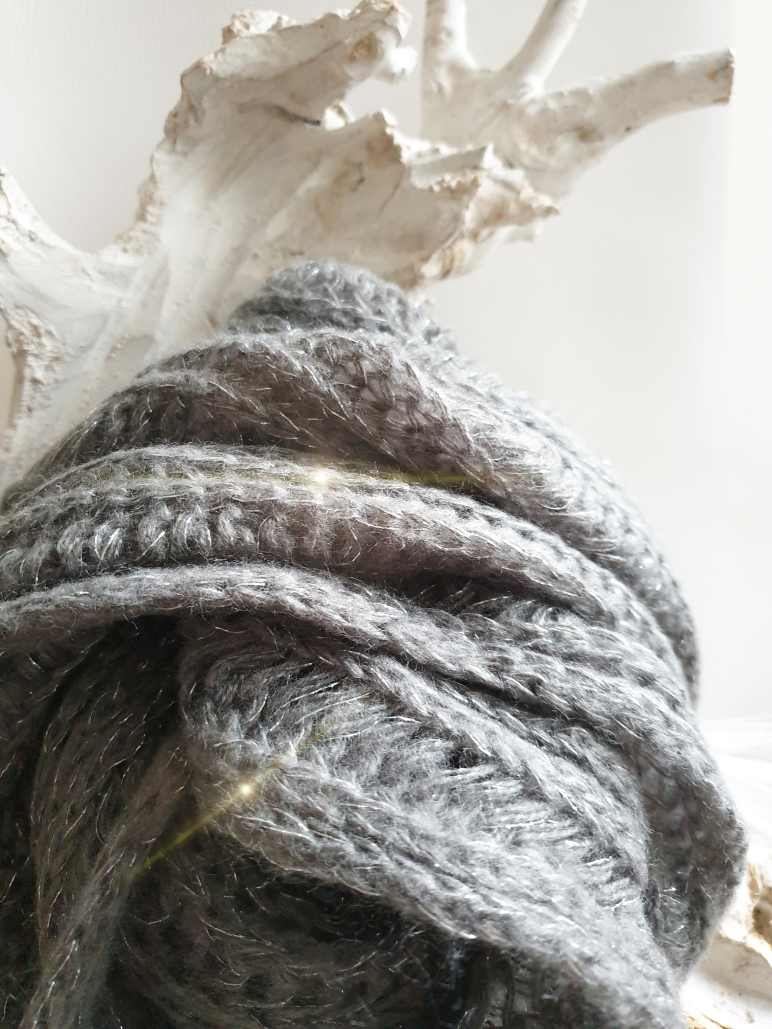 Strickloop in Grau mit Silberfäden