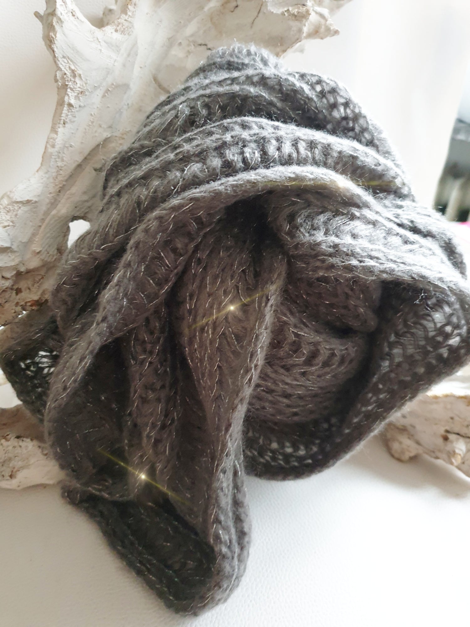 Strickloop in Grau mit Silberfäden