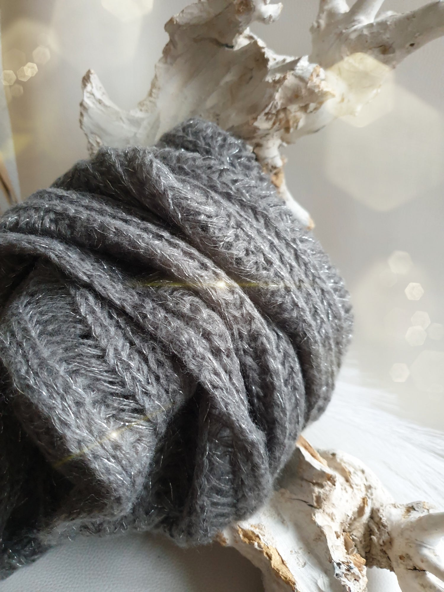 Strickloop in Grau mit Silberfäden