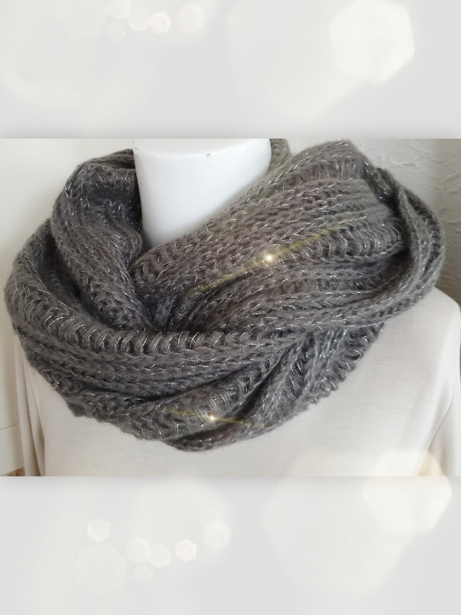 Strickloop in Grau mit Silberfäden