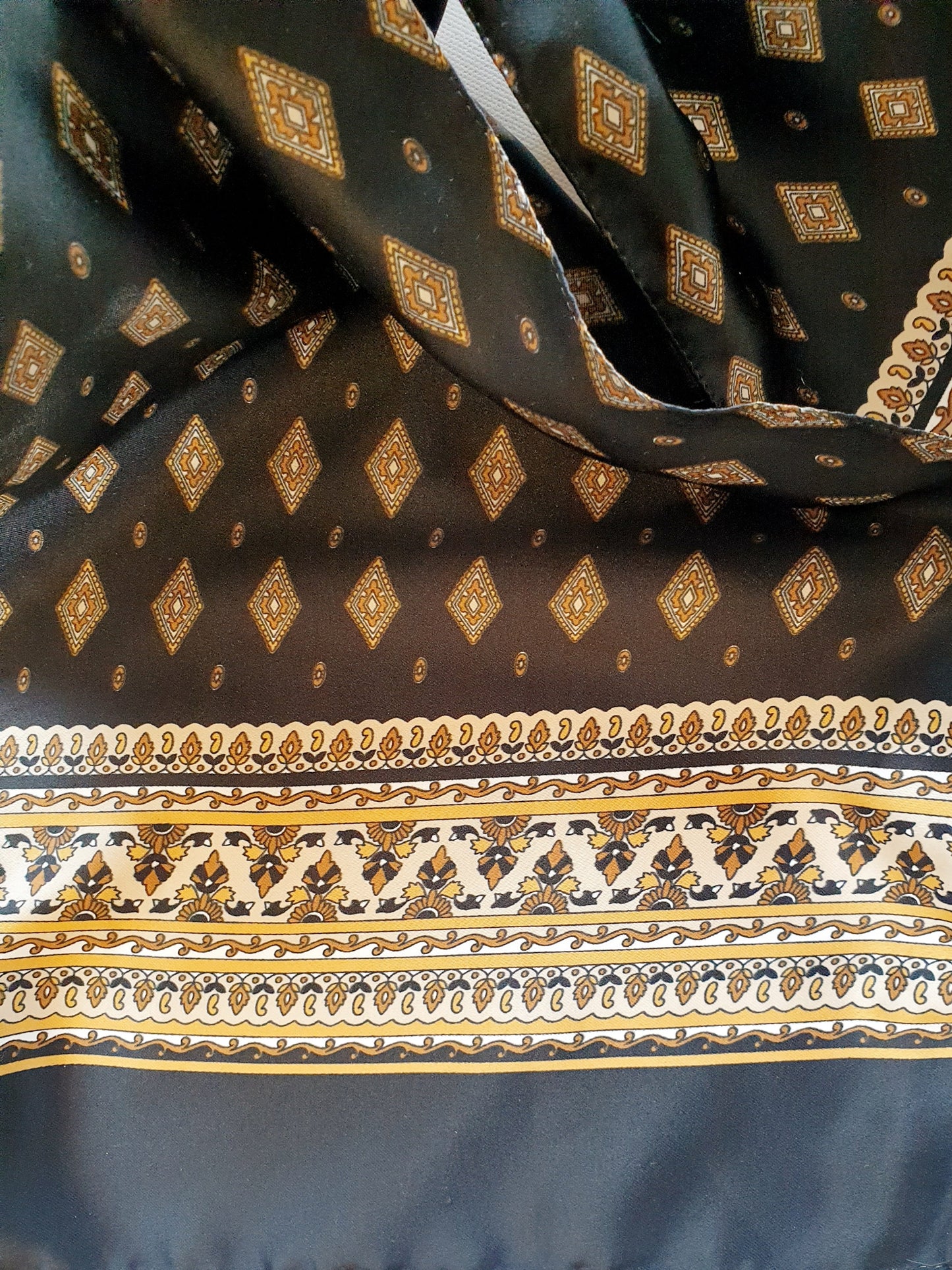 Nickituch Schal schwarz mit Muster in Camel