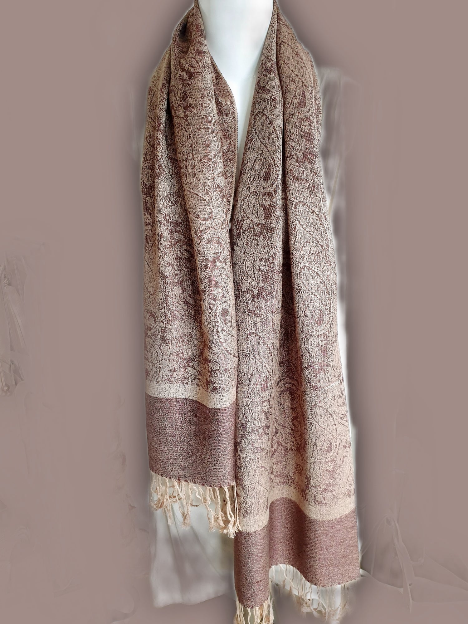 Schal in rosenholzbraun mit Paisley Muster in Nude