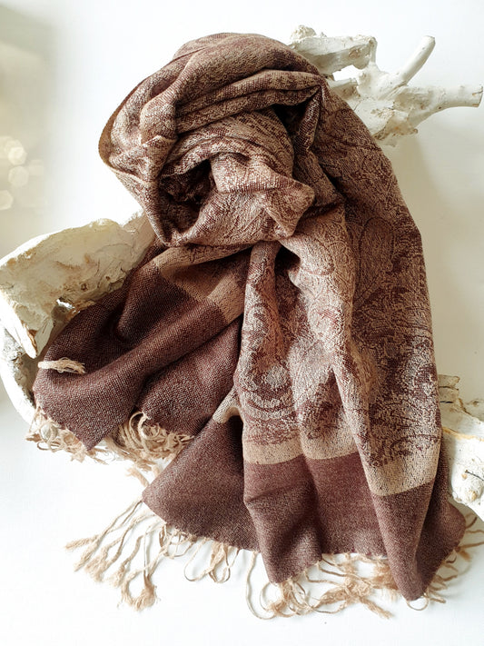 Schal in rosenholzbraun mit Paisley Muster in Nude