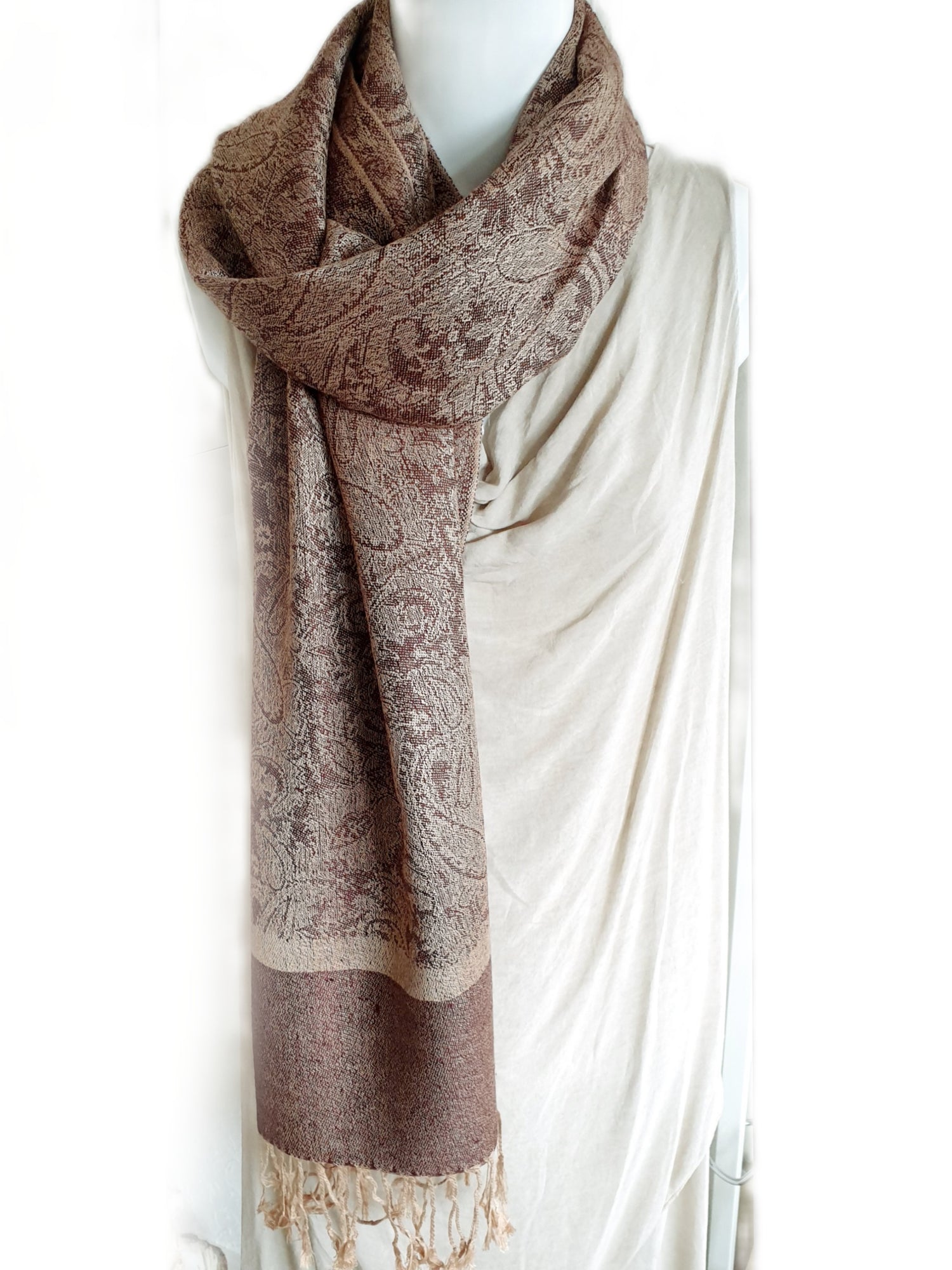 Schal in rosenholzbraun mit Paisley Muster in Nude