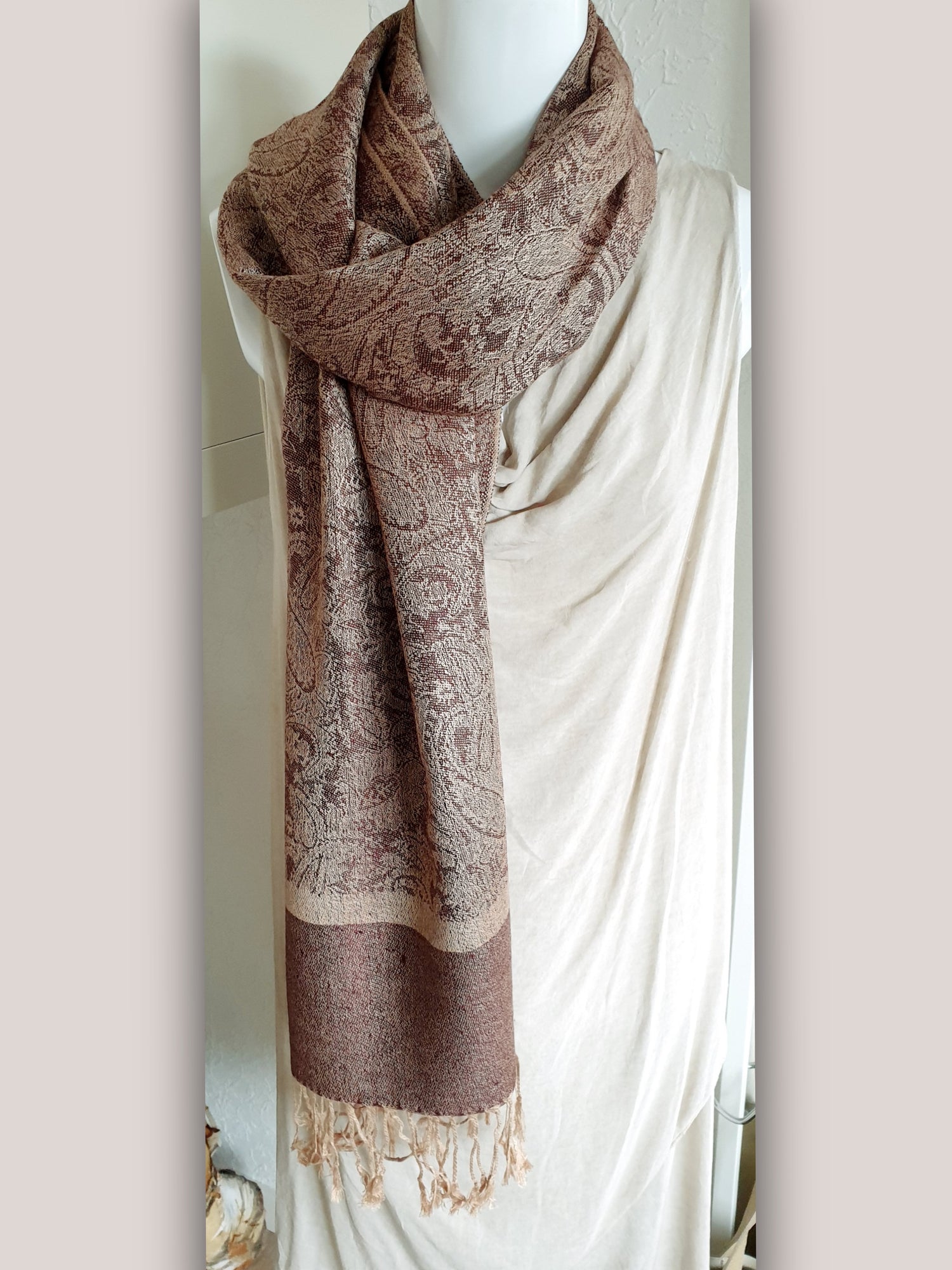 Schal in rosenholzbraun mit Paisley Muster in Nude