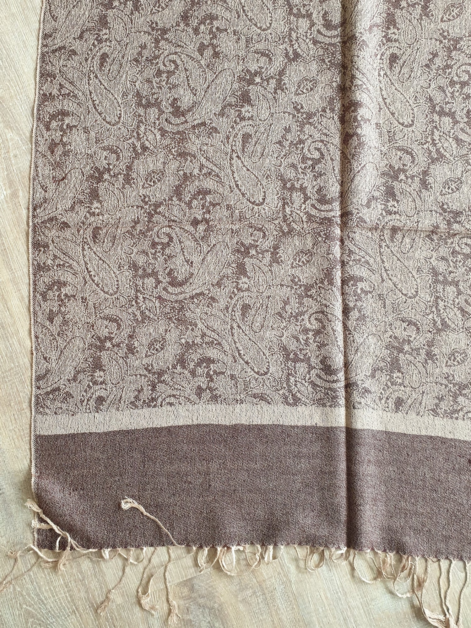 Schal in rosenholzbraun mit Paisley Muster in Nude