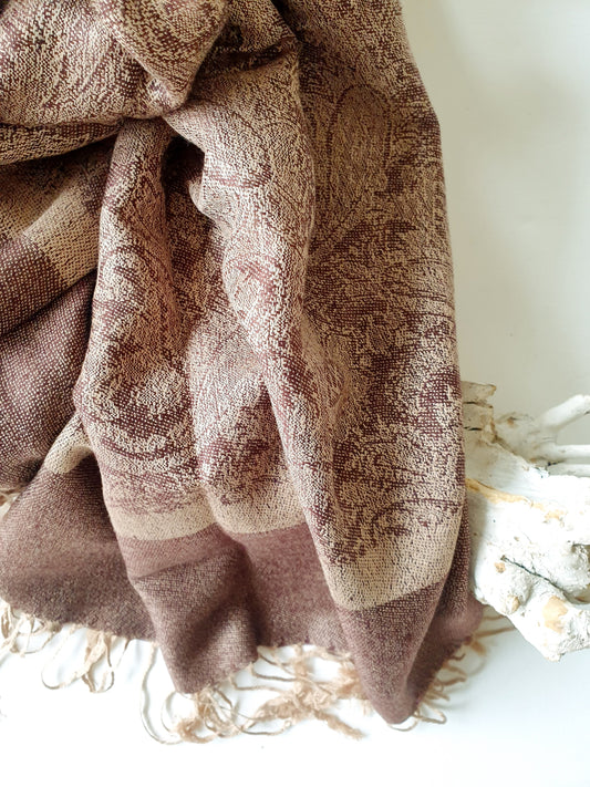 Schal in rosenholzbraun mit Paisley Muster in Nude