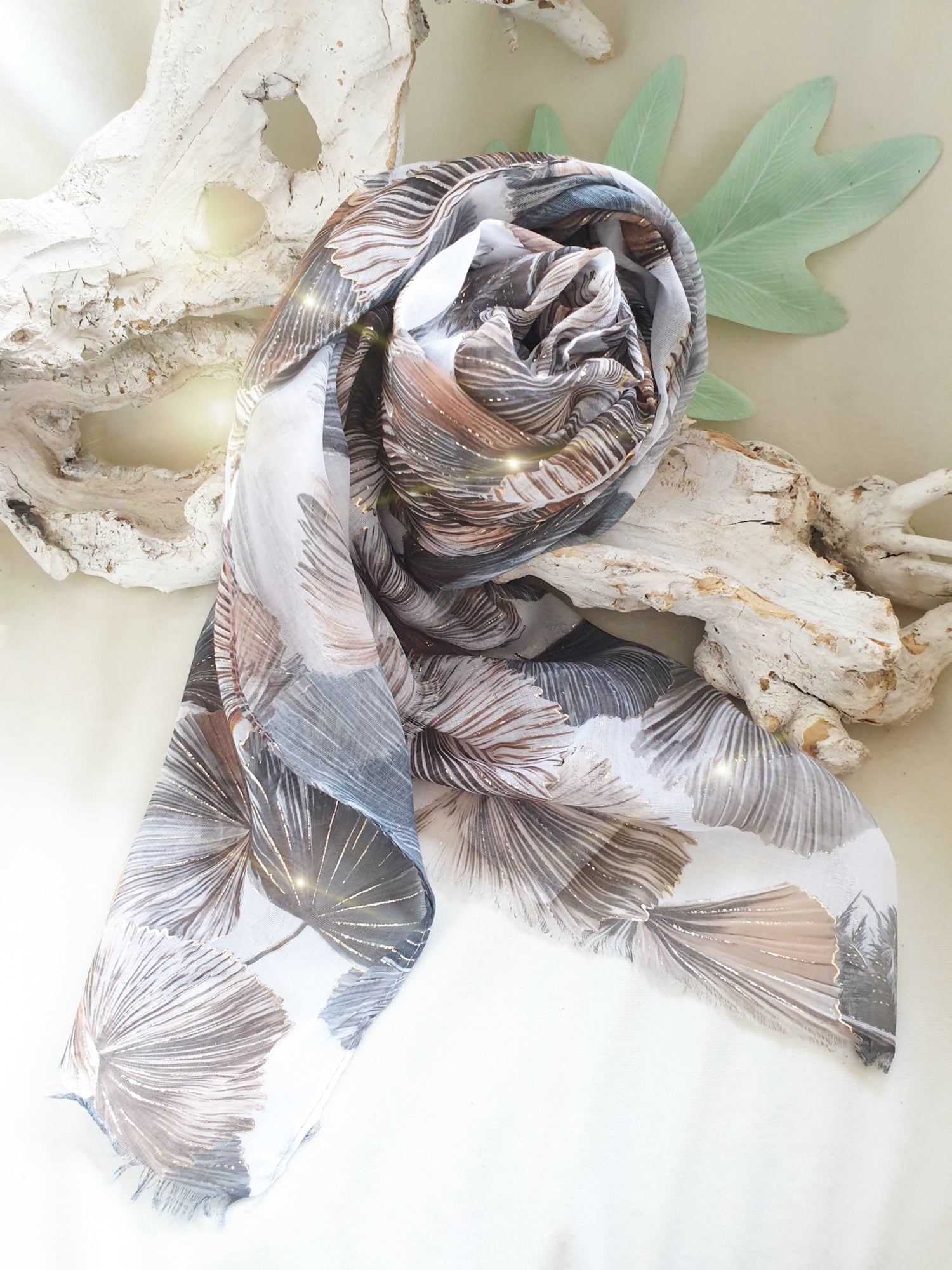 leichter Schal mit blättermuster und Seidenanteil in Camel und Grautönen mit Goldeffekten