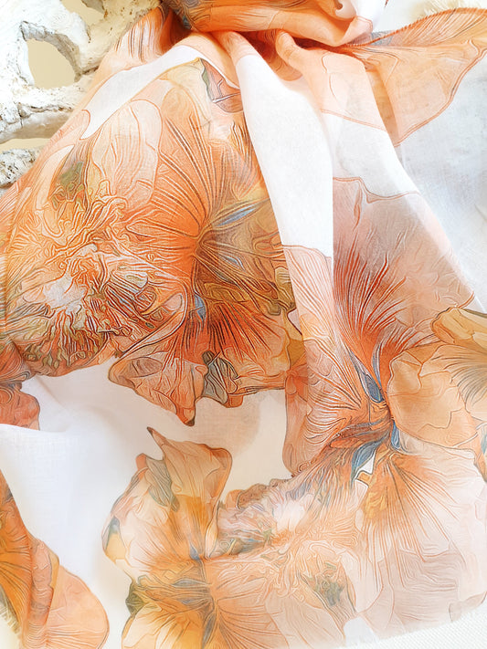 Zarter Schal mit Seidenanteil mit Blüten in Orange