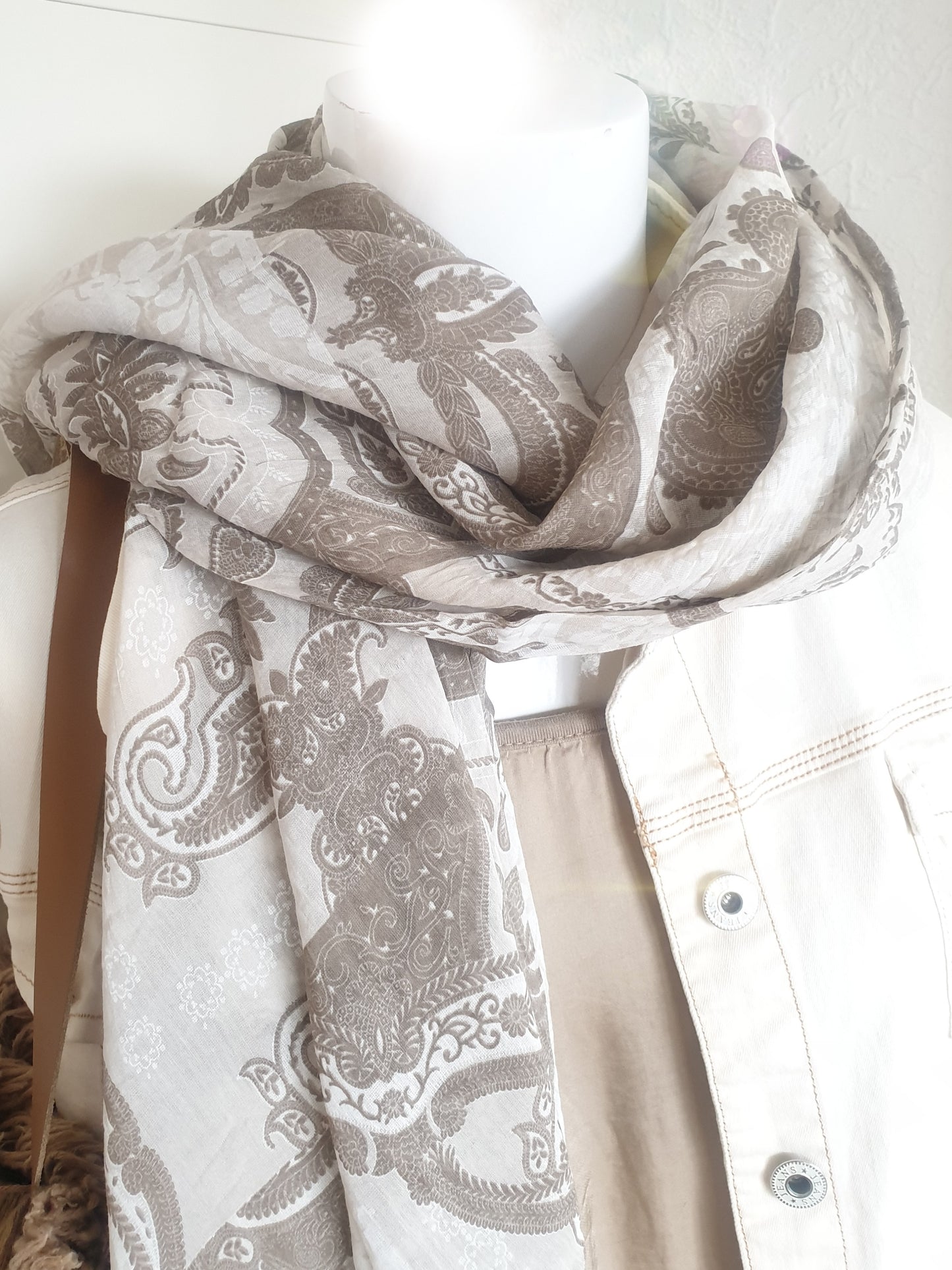 Sommerschal in Beige taupe mit Paisley Muster