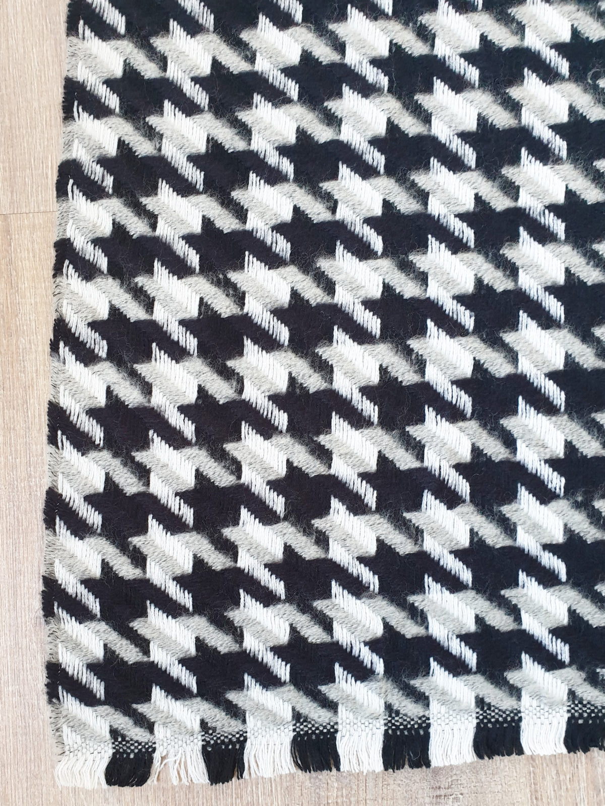 schal-strick-schwarz-weiss-pepita-1