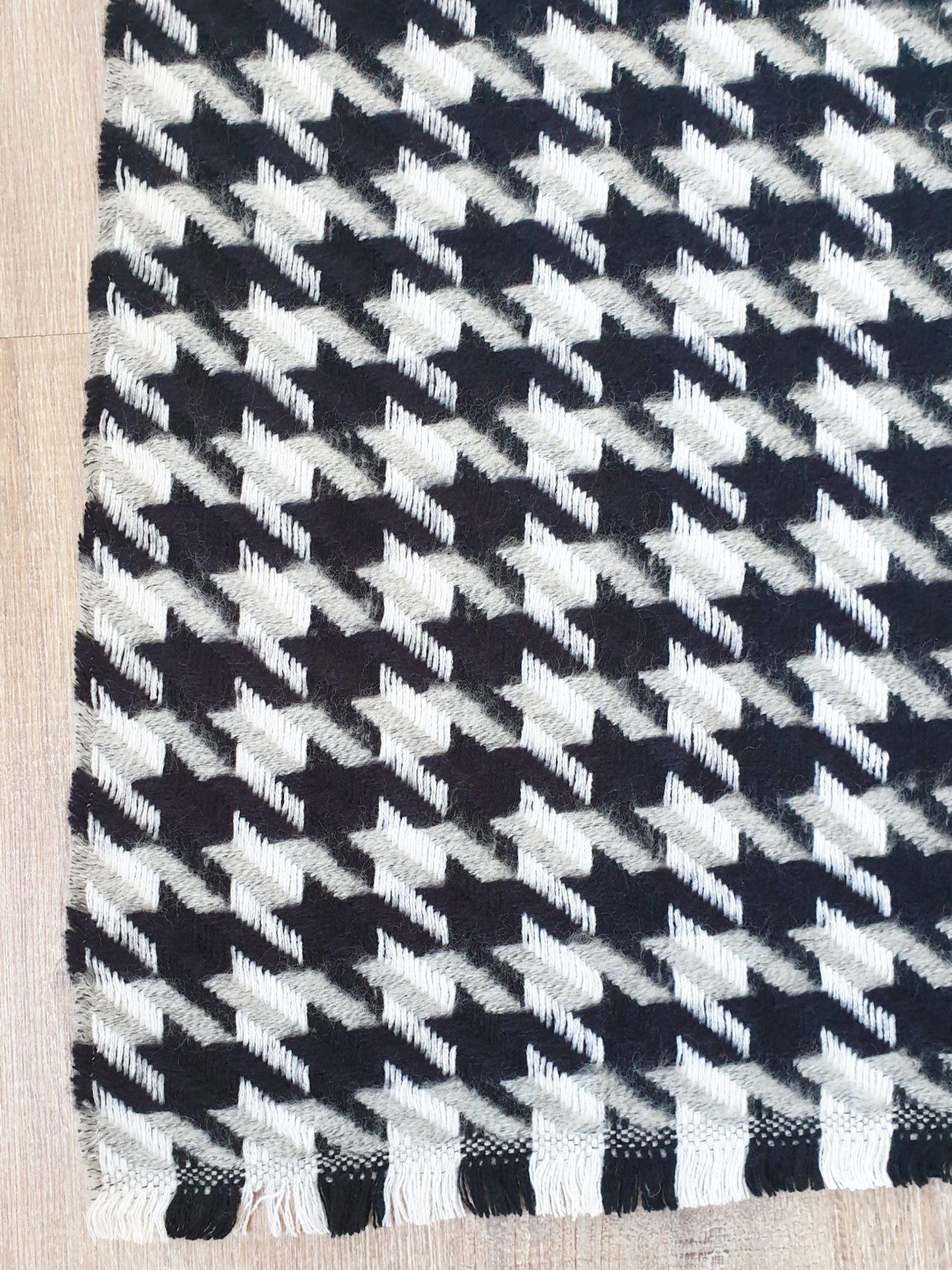schal-strick-schwarz-weiss-pepita-1