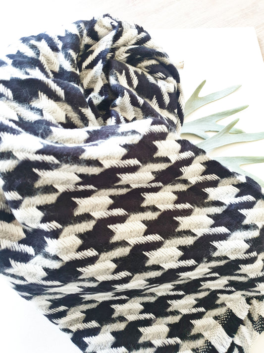 schal-strick-schwarz-weiss-pepita-1