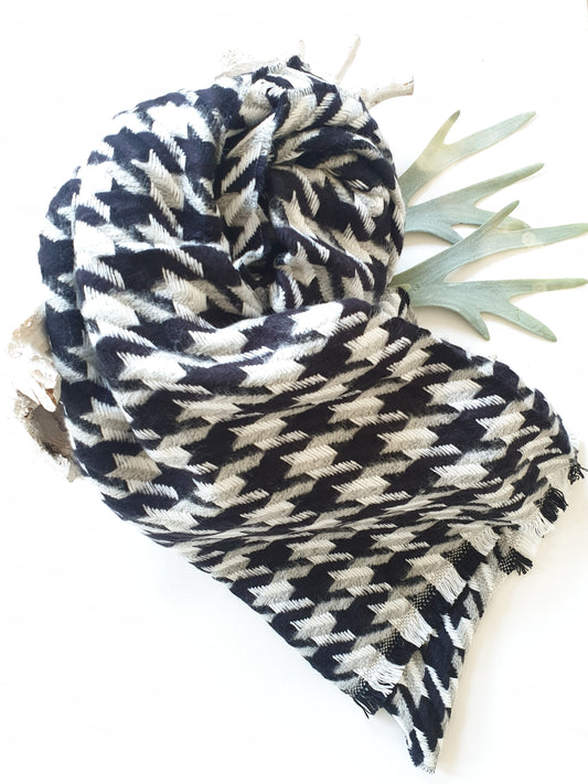 schal-strick-schwarz-weiss-pepita-1