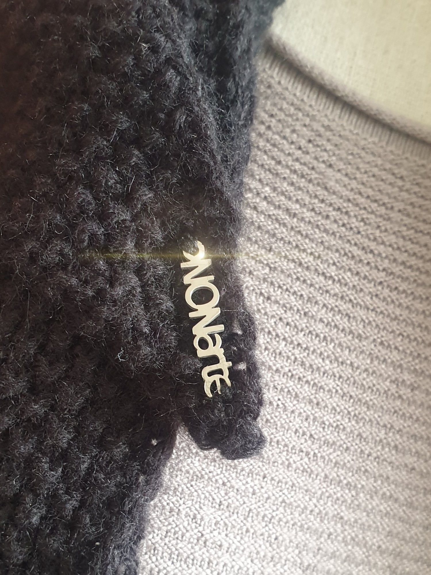 Strickschal mit Loch zum Durchziehen in Schwarz