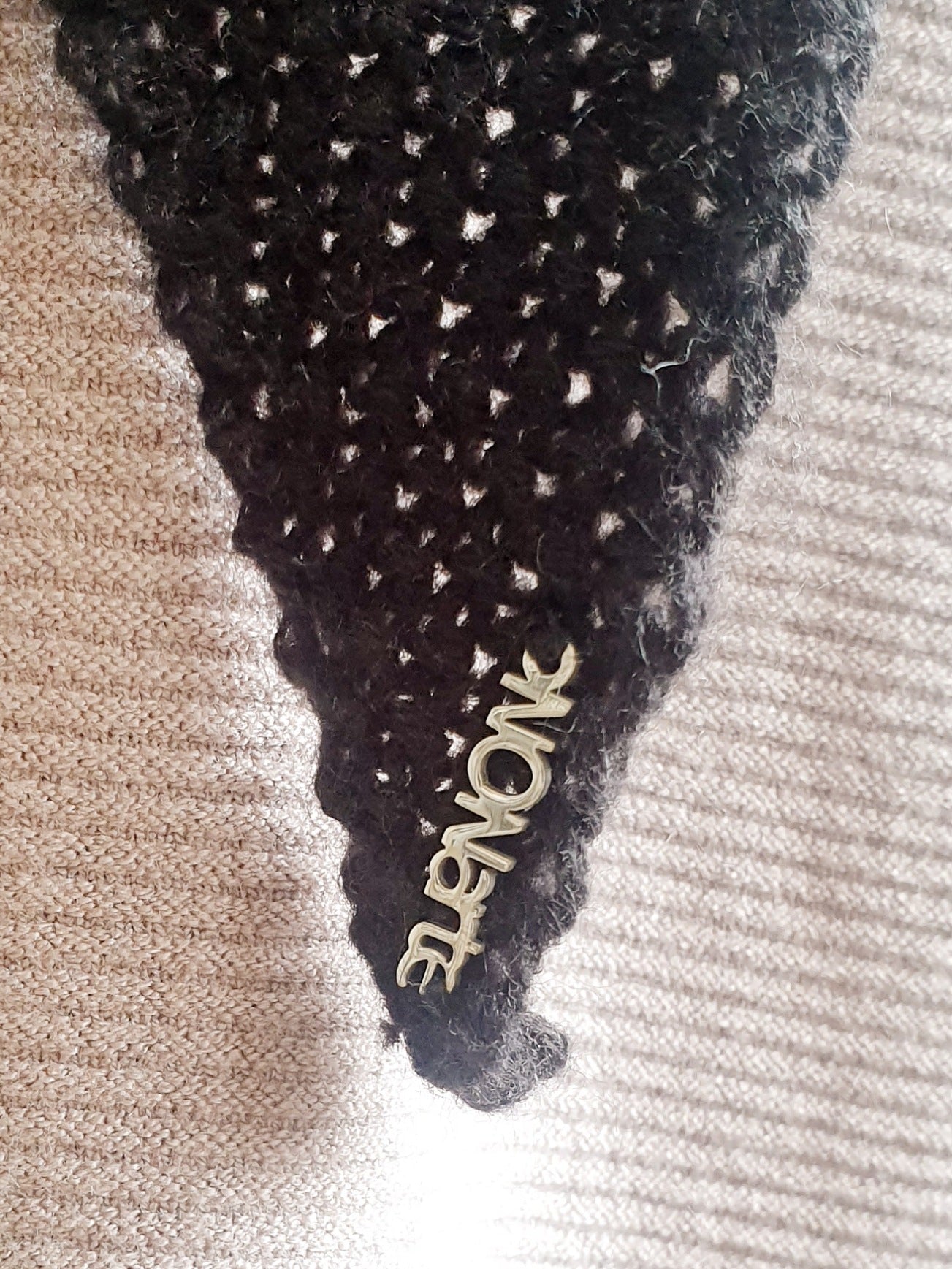 Strickschal mit Loch zum Durchziehen in Schwarz