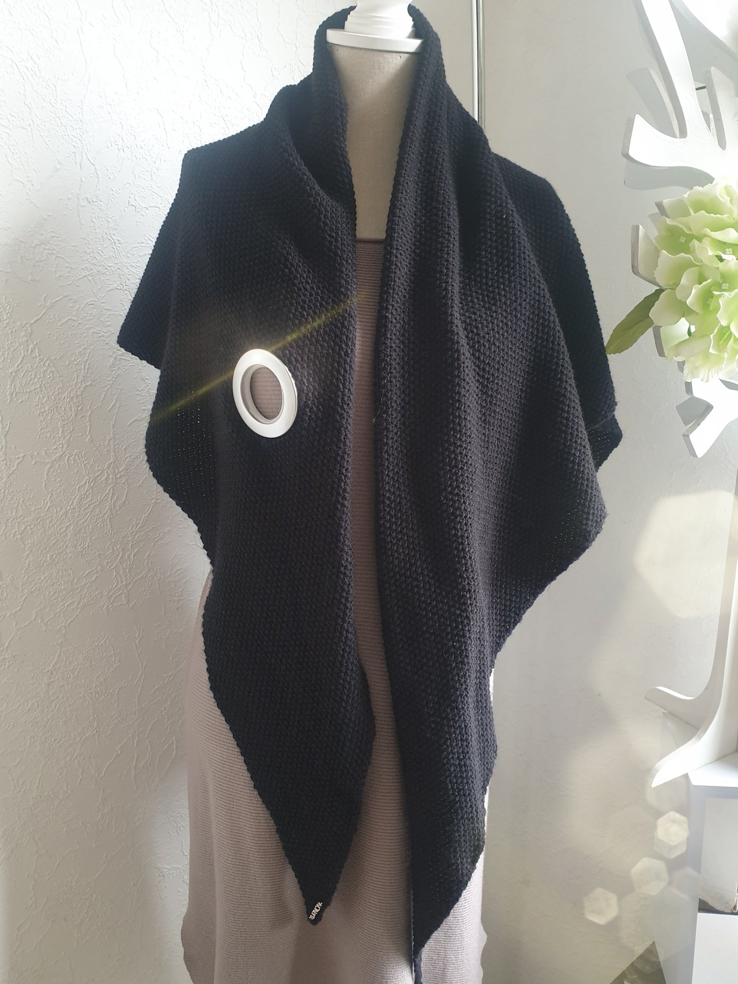 Strickschal mit Loch zum Durchziehen in Schwarz