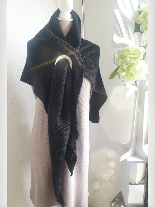 Strickschal mit Loch zum Durchziehen in Schwarz