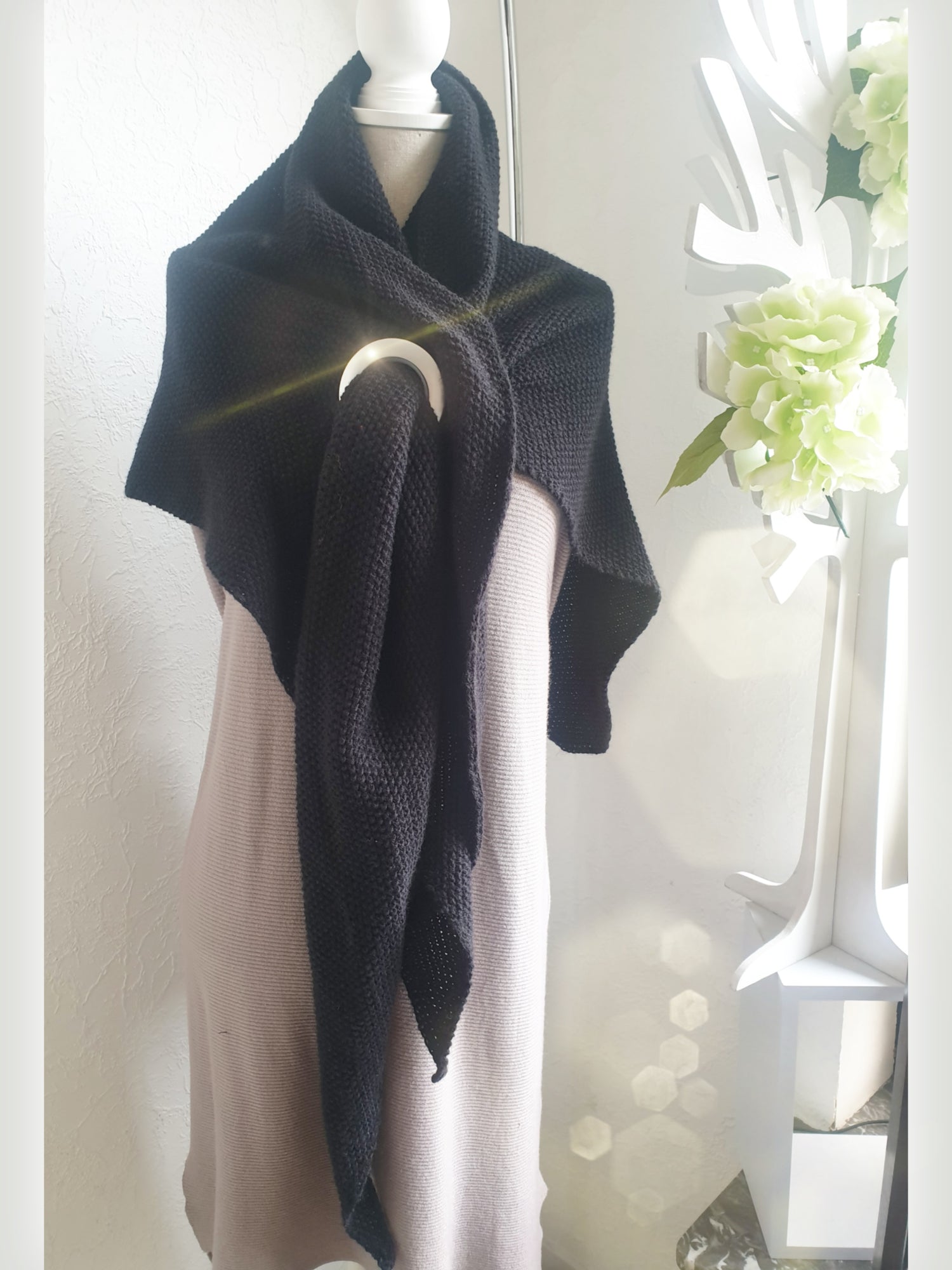 Strickschal mit Loch zum Durchziehen in Schwarz