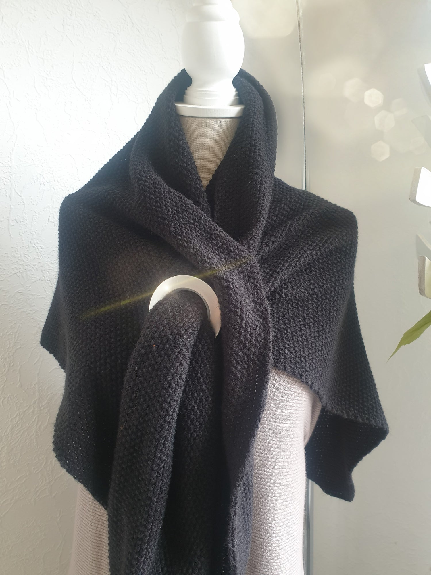 Strickschal mit Loch zum Durchziehen in Schwarz
