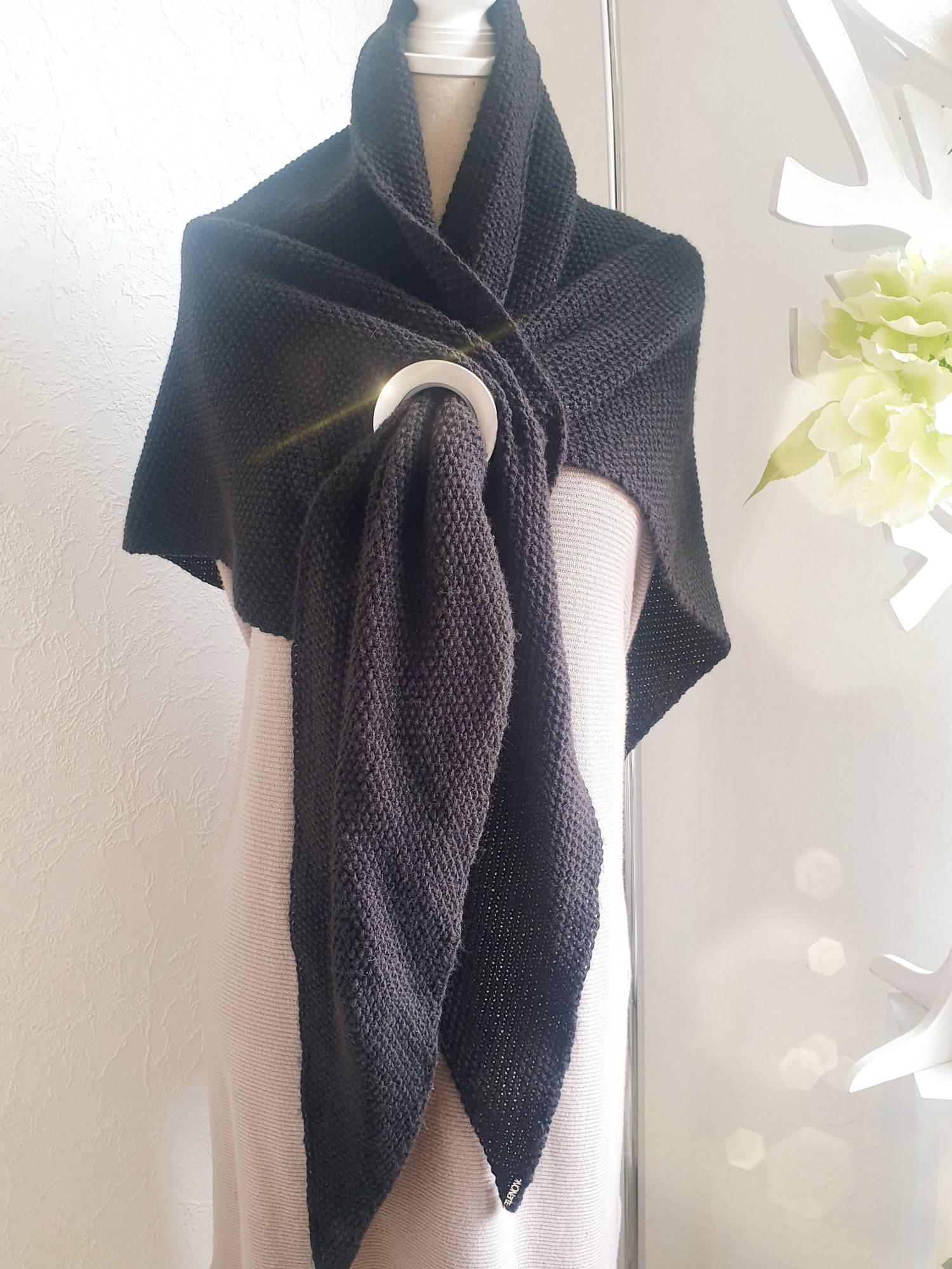 Strickschal mit Loch zum Durchziehen in Schwarz 