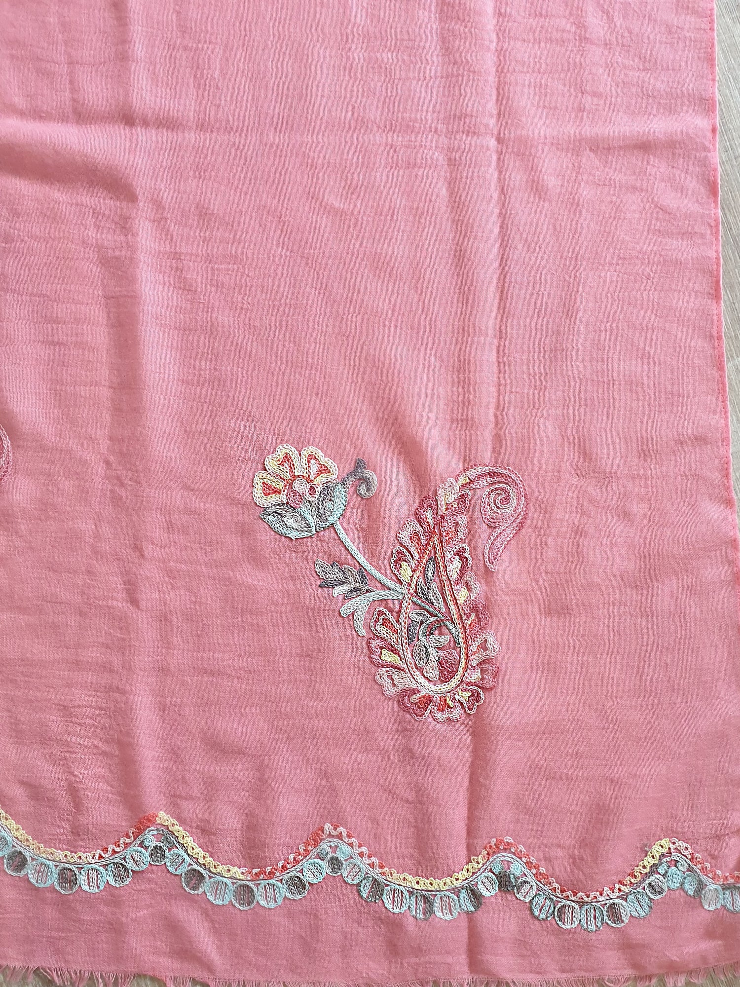 Sommerliches Tuch mit Paisley Stickerei in Koralle