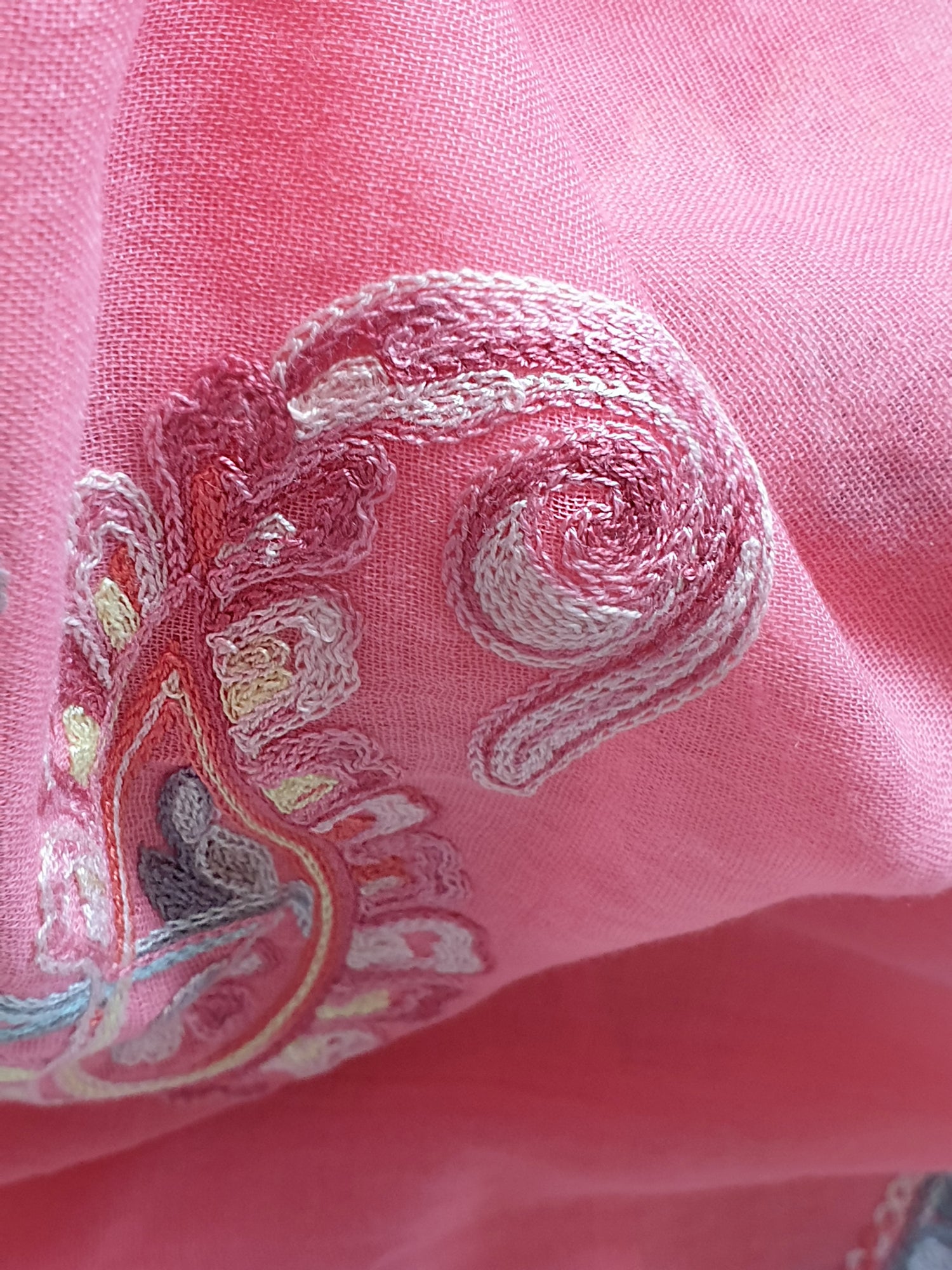 Sommerliches Tuch mit Paisley Stickerei in Koralle