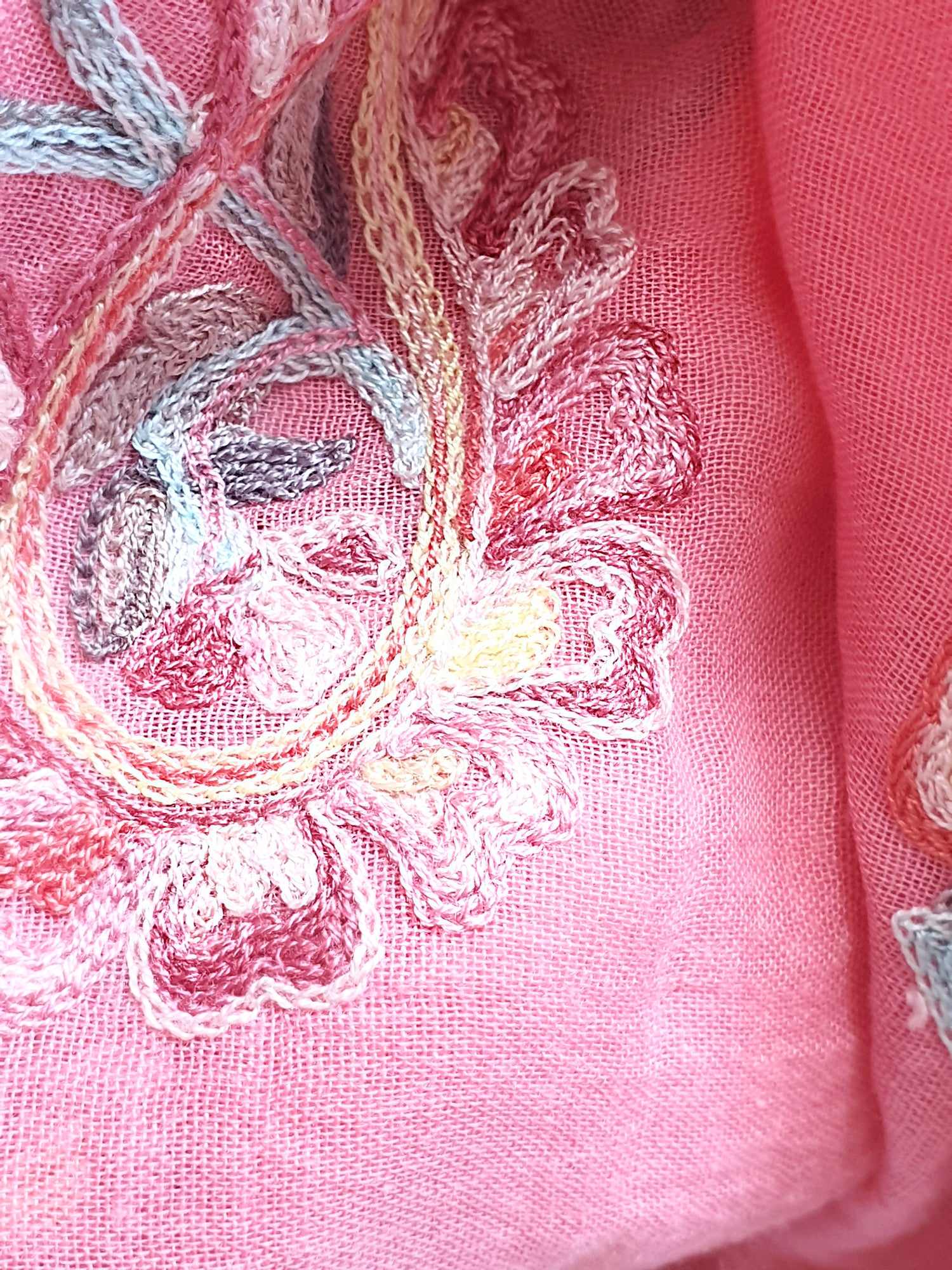 Sommerliches Tuch mit Paisley Stickerei in Koralle
