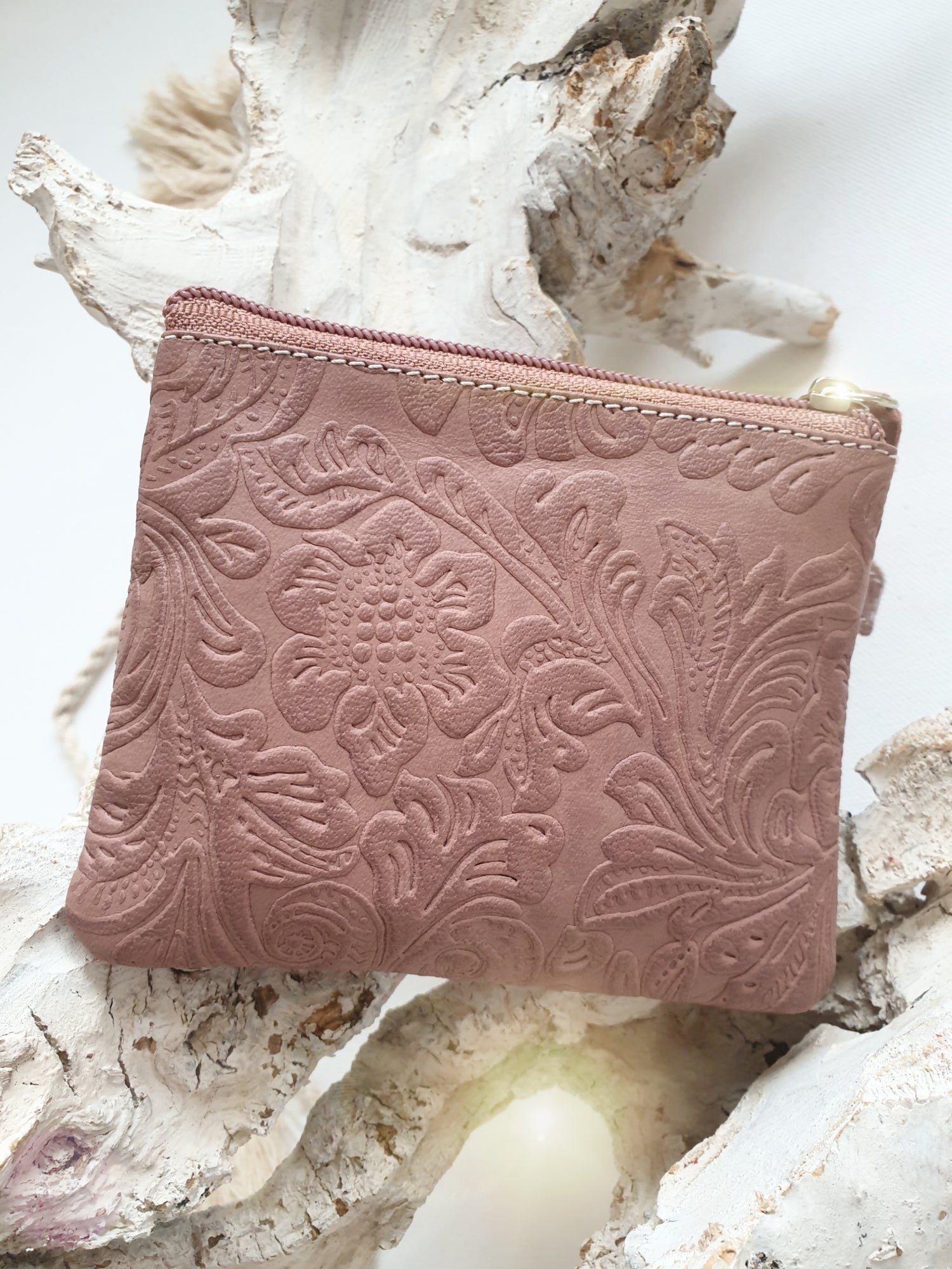 Schlüsselmäppchen Schlüsselanhänger aus Leder in altrosa mit Blumen Prägung