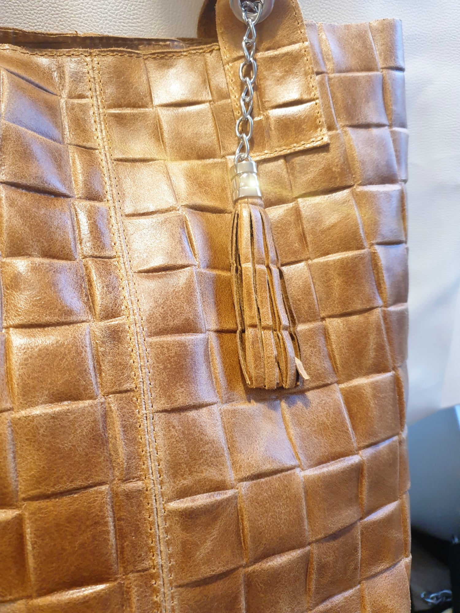 Großer Shopper in Flechtlederoptik aus Leder in Camel